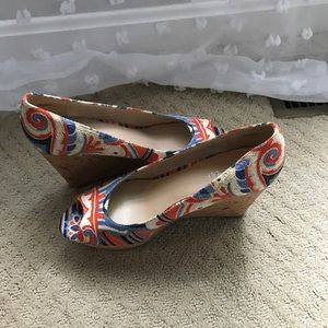 Nine West wedge. Orange and blue design